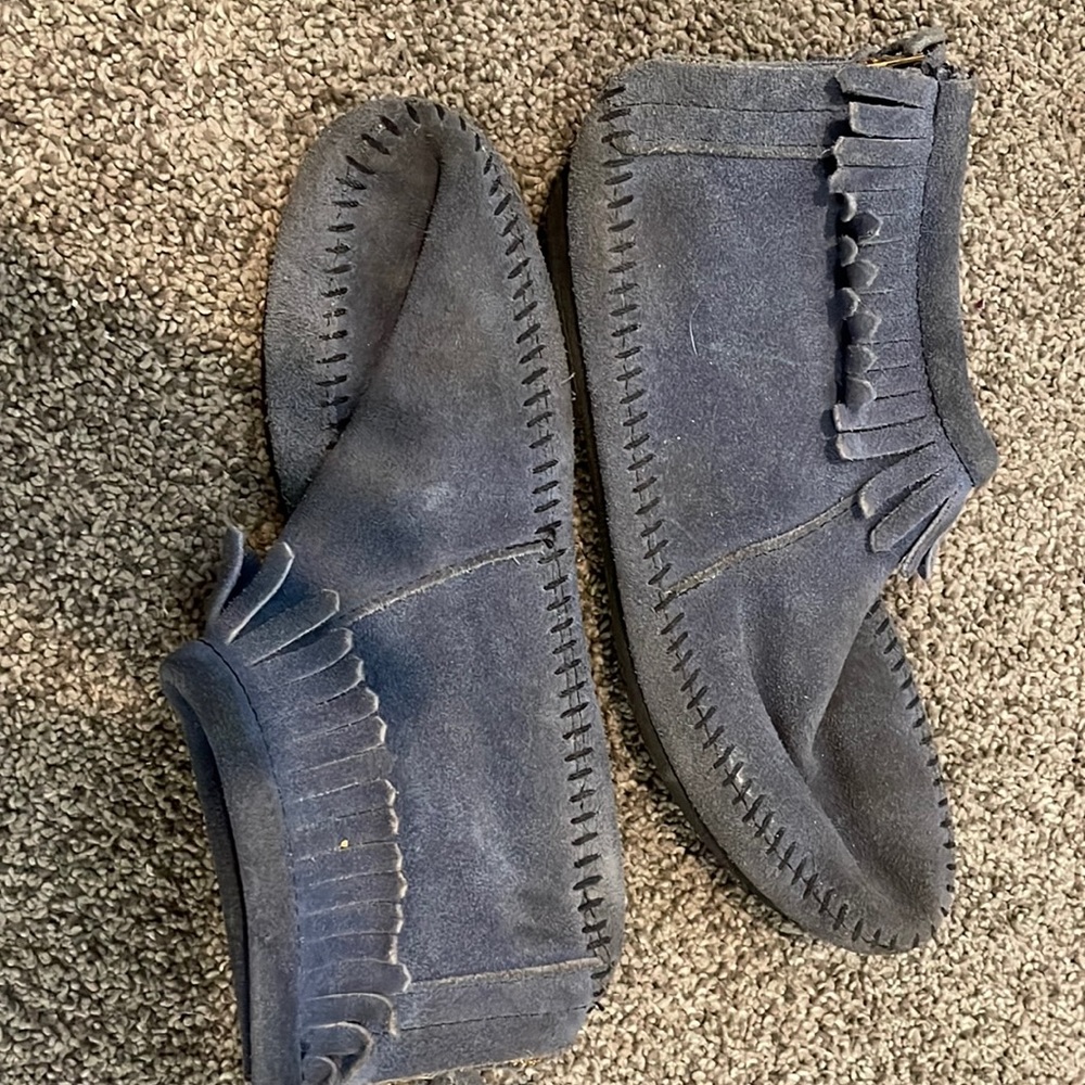 Authentic Minnetonka Girls size 3 moccasins run small 2.5 narrow